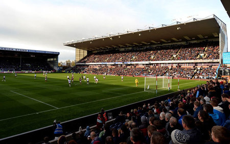 泳池中消暑 泳池中消暑